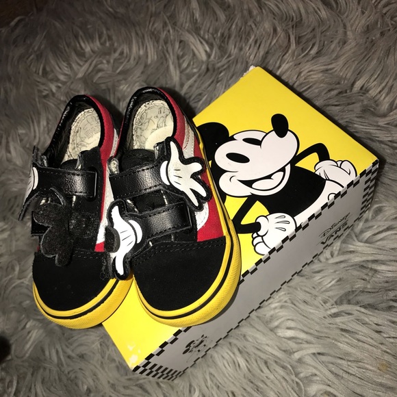 vans old skool v disney mickey mouse hugs